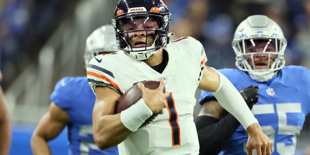 Chicago Bears quarterback Justin Fields carries the ball against the Lions in Detroit on Jan. 1, 2023.