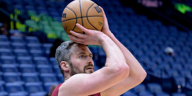 Cleveland Cavaliers forward Kevin Love warms up before a Pelicans game in New Orleans, Friday, February 10, 2023.