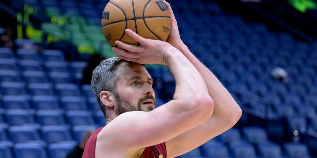 El alero de los Cleveland Cavaliers, Kevin Love, calienta antes del partido de los Pelicans en Nueva Orleans, el viernes 10 de febrero de 2023.