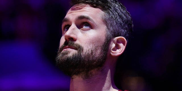 El número 0 de los Cleveland Cavaliers, Kevin Love, observa antes de jugar contra los 76ers de Filadelfia en el Wells Fargo Center el 15 de febrero de 2023 en Filadelfia, Pensilvania.