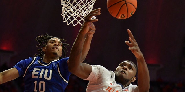 El guardia de los Panthers del Este de Illinois, Kinyon Hodges, #10, y el alero de Illinois Fighting Illini, Dain Dainja, #42, luchan por un rebote durante la segunda mitad en el State Farm Center en Champaign, Illinois, el 7 de noviembre de 2022.