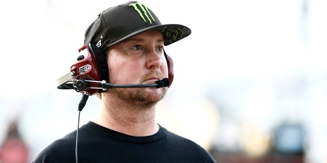 El piloto retirado de NASCAR y asesor de carreras 23XI, Kurt Busch, camina por la parrilla durante la práctica de la 65.ª serie anual de la Copa NASCAR en el Daytona International Speedway el 17 de febrero de 2023 en Daytona Beach, Florida.