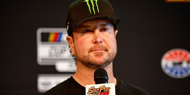 El piloto de NASCAR, Kurt Busch, habla con los medios de comunicación durante una conferencia de prensa antes de la práctica para la NASCAR Cup Series South Point 400 en Las Vegas Motor Speedway el 15 de octubre de 2022 en Las Vegas, Nevada.