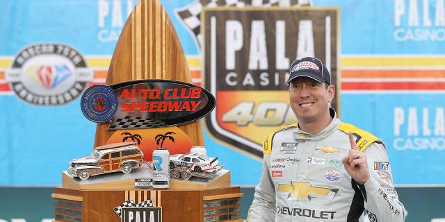 Kyle Busch, conductor del Chevrolet Lucas Oil n.º 8, celebra en el carril de la victoria después de ganar la Pala Casino 400 de la NASCAR Cup Series en el Auto Club Speedway el 26 de febrero de 2023 en Fontana, California.