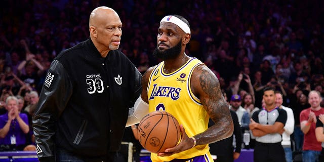 El alero de Los Angeles Lakers, LeBron James (6), se encuentra con el exjugador Kareem Abdul-Jabbar después de romper el récord histórico de la NBA contra Oklahoma City Thunder durante la segunda mitad en el Crypto.com Arena. 