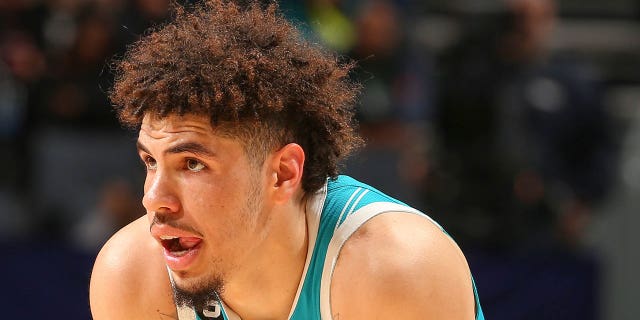 LaMelo Ball #1 de Charlotte Hornets mira durante el juego el 27 de febrero de 2023 en el Spectrum Center en Charlotte, Carolina del Norte.