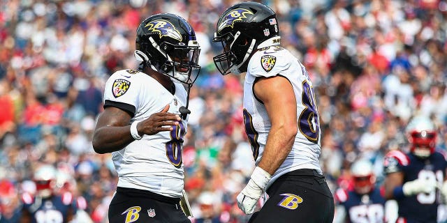 El mariscal de campo de los Baltimore Ravens, Lamar Jackson, No. 8, celebra con el ala cerrada de los Baltimore Ravens, Mark Andrews, No. 89, después del touchdown de Andrews en el segundo cuarto contra los New England Patriots en el Gillette Stadium el 25 de septiembre de 2022, en Foxborough, Massachusetts.