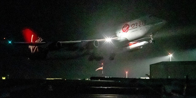 Pesawat Boeing 747 Virgin Atlantic yang telah diubah fungsinya, bernama Cosmic Girl, membawa roket LauncherOne milik Virgin Orbit, lepas landas dari Spaceport Cornwall di Bandara Cornwall, Newquay, pada 9 Januari 2023.