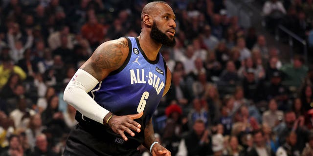 ULeBron James #6 weLos Angeles Lakers ngekota yokuqala ku-2023 NBA All Star Game phakathi kweThimba uGiannis neThimba LeBron eVivint Arena ngoFebhuwari 19, 2023, eSalt Lake City, e-Utah.