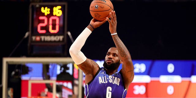 LeBron James #6 de Los Angeles Lakers dispara durante el primer cuarto del Juego de Estrellas de la NBA 2023 entre el Equipo Giannis y el Equipo LeBron en Vivint Arena el 19 de febrero de 2023 en Salt Lake City, Utah.