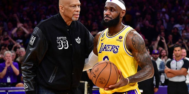 El alero de los Lakers, LeBron James, se encuentra con Kareem Abdul-Jabbar después de romper el récord histórico de la NBA contra Oklahoma City Thunder en Crypto.com Arena el 7 de febrero de 2023 en Los Ángeles.