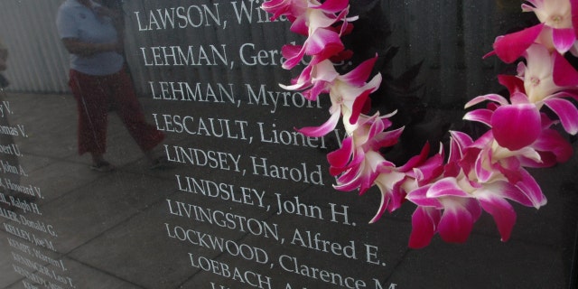 Un lei de orquídeas se coloca al costado del nuevo monumento conmemorativo del USS Oklahoma durante la conmemoración del 66 aniversario del ataque a Pearl Harbor el 7 de diciembre de 2007, en Pearl Harbor, Hawai.