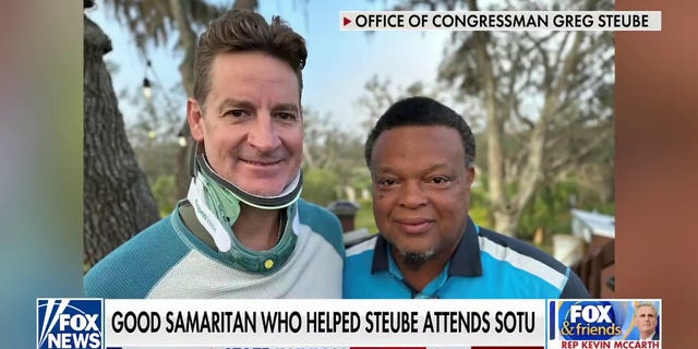 Le représentant républicain de Floride Greg Steube avec Darrell Woodie, un bon samaritain chauffeur-livreur qui a appelé à l'aide après que le membre du Congrès a été grièvement blessé lors d'une chute d'une échelle chez lui.