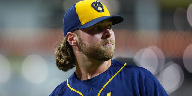 Corbin Burnes de los Cerveceros de Milwaukee en la cuarta entrada contra los Rojos en el Great American Ball Park el 24 de septiembre de 2022 en Cincinnati.