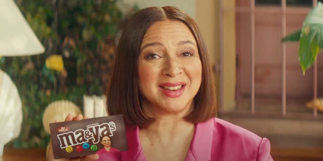 Maya Rudolph membintangi iklan M&M untuk Super Bowl.