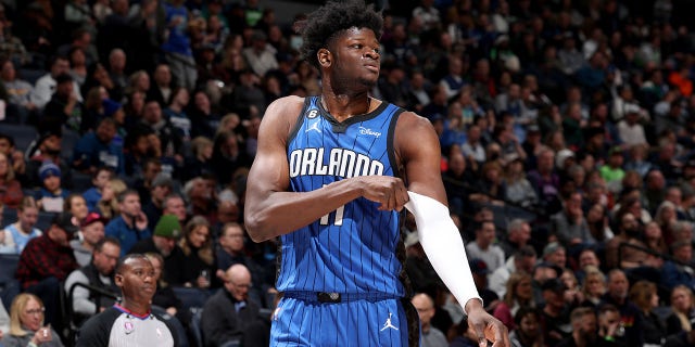 Mo Bamba #11 de Orlando Magic mira durante el juego contra los Minnesota Timberwolves el 3 de febrero de 2023 en Target Center en Minneapolis, Minnesota.