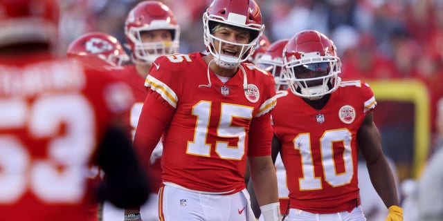 Patrick Mahomes #15 y Tyreek Hill #10 de los Kansas City Chiefs animan mientras su compañero Anthony Hitchens #53 es presentado antes del partido contra los Dallas Cowboys en el Arrowhead Stadium el 21 de noviembre de 2021 en Kansas City, Missouri.