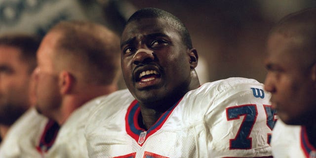 Marcellus Wiley, Buffalo Bills defensive lineman, takes a look at the scoreboard.