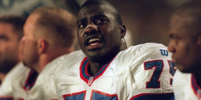 Marcellus Wiley, Buffalo Bills defensive lineman, takes a look at the scoreboard.