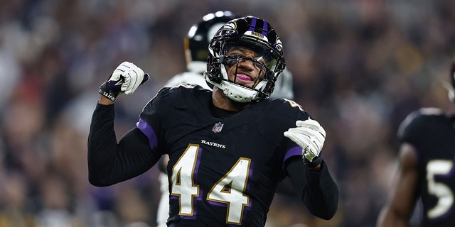 Baltimore Ravens No. 44 Marlon Humphrey reacciona durante un partido de fútbol americano de la NFL entre los Baltimore Ravens y los Pittsburgh Steelers en el M&T Bank Stadium el 1 de enero de 2023 en Baltimore.