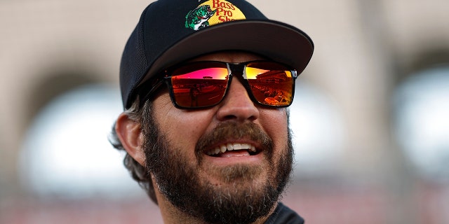 El piloto de Toyota #19 Bass Pro Shops, Martin Truex Jr., mira antes del Choque de NASCAR en The Coliseum en Los Angeles Memorial Coliseum el 5 de febrero de 2023 en Los Ángeles, California