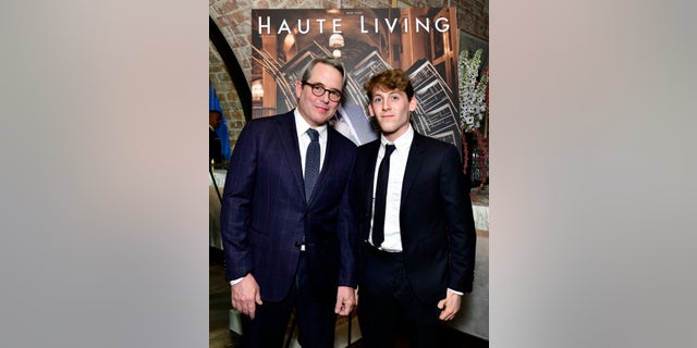 Matthew Broderickas ir sūnus Jamesas Wilkie Broderickas birželio mėnesį dalyvauja Haute Living Cover šventėje.