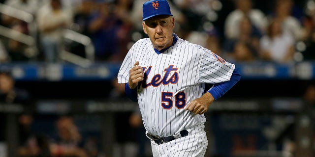 El entrenador en jefe de los Mets, Phil Reagan, regresa al banquillo durante el juego de los Bravos de Atlanta en el Citi Field el 28 de junio de 2019 en la ciudad de Nueva York.