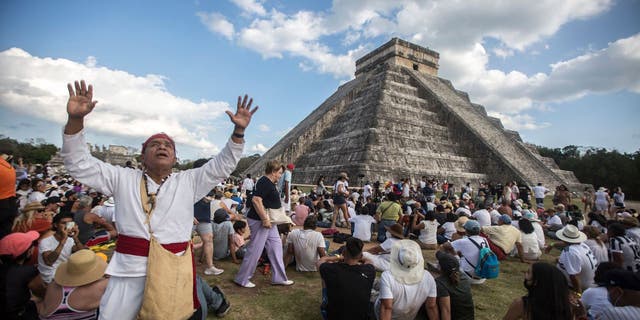Menschen umringen die Kukulcan-Pyramide an der Maya-Ausgrabungsstätte Chichén Itzá im Bundesstaat Yucatan, Mexiko, während der Feier der Frühlings-Tagundnachtgleiche am 21. März 2022.