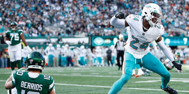 Byron Jones de los Miami Dolphins reacciona después de romper un pase de touchdown contra los New York Jets en el MetLife Stadium el 21 de noviembre de 2021 en East Rutherford, Nueva Jersey.