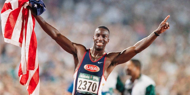 Michael Johnson celebra ganar los 200 metros lisos masculinos durante los Juegos Olímpicos el 1 de agosto de 1996 en Atlanta, Georgia.