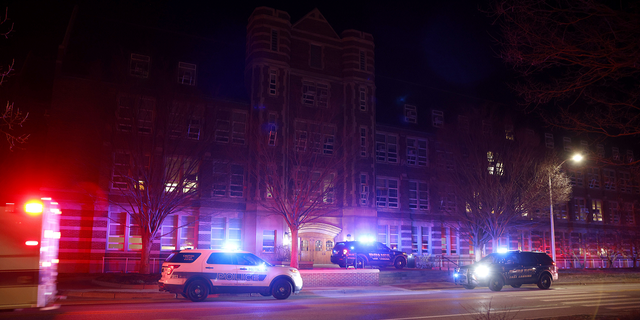 Los socorristas se alinearon frente a Berkey Hall luego de los tiroteos en el campus de la Universidad Estatal de Michigan el lunes 13 de febrero.
