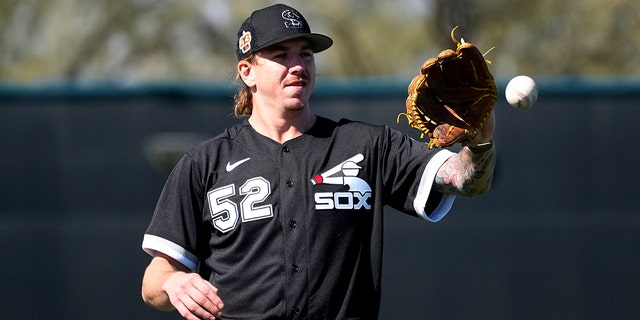 Chicago White Sox starting pitcher Mike Clevinger (52) works out during spring training baseball practice on Wednesday, Feb. 15, 2023, in Phoenix. 