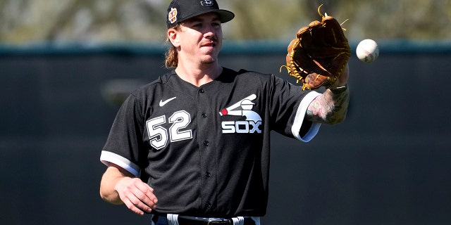 El lanzador abridor de los Medias Blancas de Chicago, Mike Clevinger (52), practica durante el entrenamiento de béisbol de primavera, el miércoles 15 de febrero de 2023, en Phoenix. 