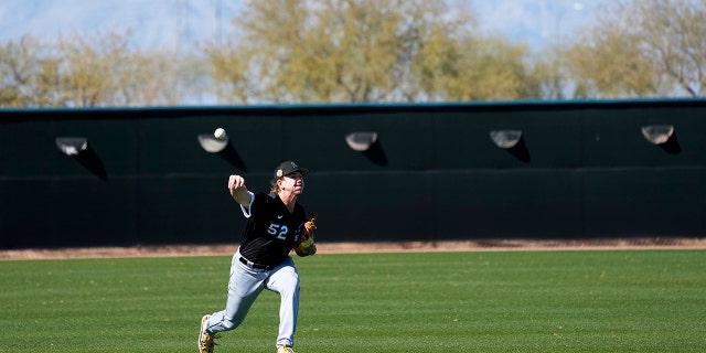 Chicago White Sox starting pitcher Mike Clevinger works out during a spring training practice, Wednesday, Feb. 15, 2023, in Phoenix.