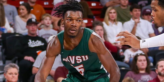 Mississippi Valley State Delta Devils adelante Alvin Stredic (15) regatea durante el juego entre los Mississippi State Bulldogs y los Mississippi Valley State Delta Devils el 3 de diciembre de 2022 en Humphrey Coliseum en Starkville, MS.