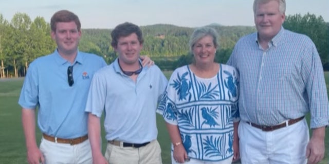 Una foto de la familia Murdaugh tomada días antes de que Paul y Maggie Murdaugh fueran asesinados a tiros.  De izquierda a derecha, Buster, Paul, Maggie y Alex Murdaugh.