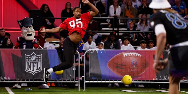 El ala defensiva de la AFC Myles Garrett #95 de los Cleveland Browns esquiva una pelota lanzada por el ala cerrada de la NFC George Kittle #85 de los San Francisco 49ers compite en el evento Epic Pro Bowl Dodgeball durante Pro Skills Events Bowl Games el 2 de febrero de 2023 en Las Vegas , Nevada.