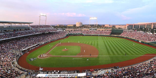 Una vista general dentro del TD Ameritrade Park durante el juego entre los Vanderbilt Commodores y los Mississippi State Bulldogs en el Campeonato de Béisbol Masculino de la División I celebrado en Omaha el 29 de junio de 2021, en Omaha, Nebraska.