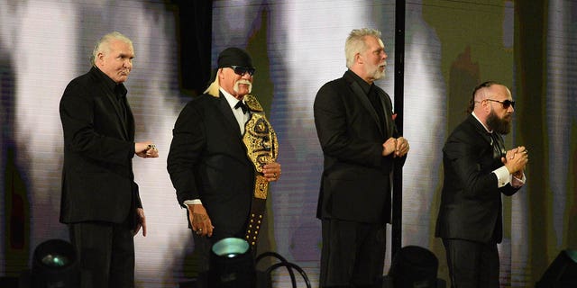 WWE Onur Listesi adayları Scott Hall, Hulk Hogan, Kevin Nash ve Sean Waltman, 10 Nisan 2021'de Tampa, Fla'daki Raymond James Stadyumu'nda WrestleMania 37 sırasında hayranlarını selamlıyor.