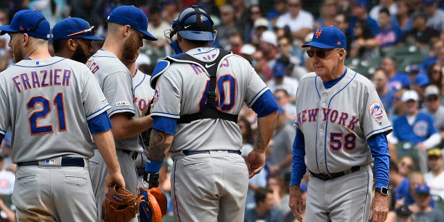Phil Reagan, de los Mets de Nueva York, camina hacia el montículo de los lanzadores durante un juego de los Cachorros en el Wrigley Field el 22 de junio de 2019 en Chicago.