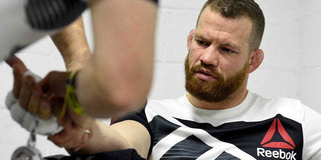 Nate Marquardt tiene las manos vendadas antes de su pelea contra Vitor Belfort en UFC 212 en el Jeunesse Arena el 3 de junio de 2017 en Río de Janeiro, Brasil.