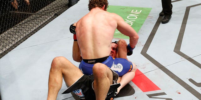UNate Marquardt ushaya phansi ngoJames Te Huna ngesikhathi se-UFC Fight Night eVector Arena ngoJuni 28, 2014, e-Auckland, eNew Zealand.