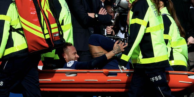 Neymar de Paris Saint-Germain reacciona después de una lesión durante el partido de la Ligue 1 entre Paris Saint-Germain y Lille OSC en el Parc des Princes el 19 de febrero de 2023 en París.