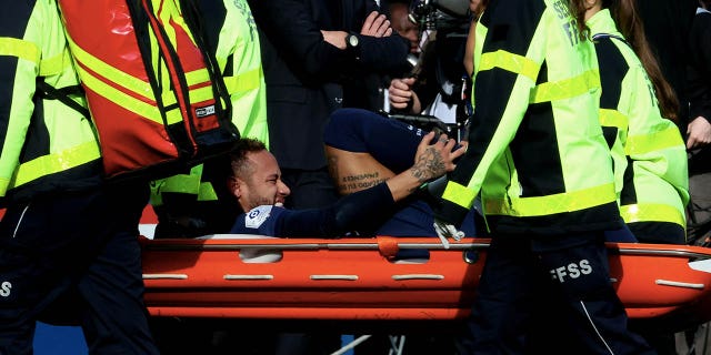 Neymar de Paris Saint-Germain reacciona después de una lesión durante el partido de la Ligue 1 entre Paris Saint-Germain y Lille OSC en el Parc des Princes el 19 de febrero de 2023 en París.