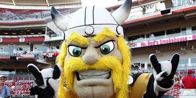 Victor E. Viking de la Universidad del Norte de Kentucky toma el campo de juego para el juego anual Mascot Tee Ball el 27 de agosto de 2011, en el Great American Ball Park en Cincinnati, Ohio.