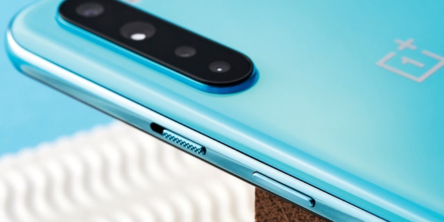 Detail smartphone OnePlus Nord, diambil pada 5 Agustus 2020. 