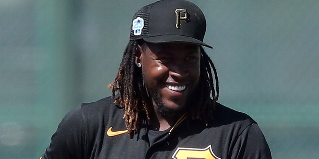 El campocorto de los Piratas de Pittsburgh, Oneil Cruz (15), sonríe después de mirar al corredor en la segunda base durante el juego de entrenamiento de primavera entre los Filis de Filadelfia y los Piratas de Pittsburgh el 27 de febrero de 2023, en LECOM Park en Bradenton, Florida.