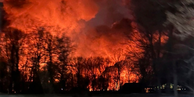 Dalam foto yang disediakan oleh Melissa Smith ini, api kereta api terlihat dari ladangnya di East Palestine, Ohio, Jumat, 3 Februari 2023.