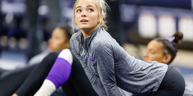 Olivia Dunne de LSU se estira antes de un juego en Neville Arena el 10 de febrero de 2023, en Auburn, Alabama.