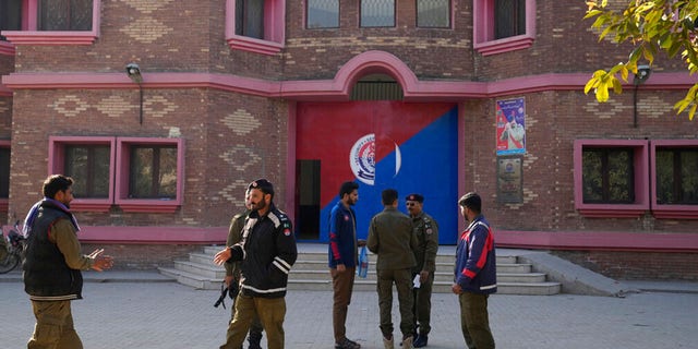 Agentes de policía se reúnen frente a una comisaría, en Warburton, un distrito del distrito de Nankana, Pakistán, el domingo 12 de febrero de 2023.